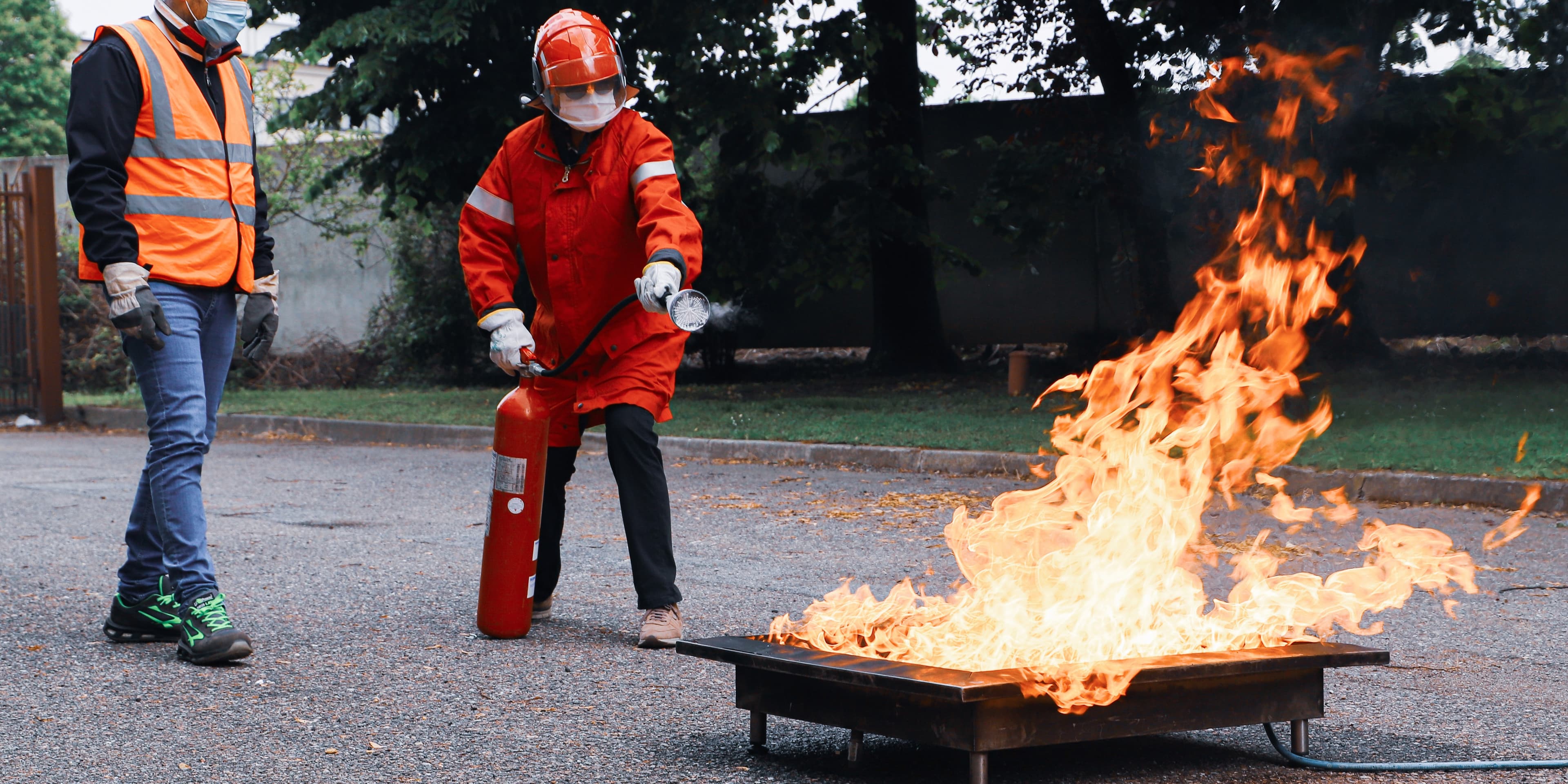 Praktische Löschübung am echten Feuer